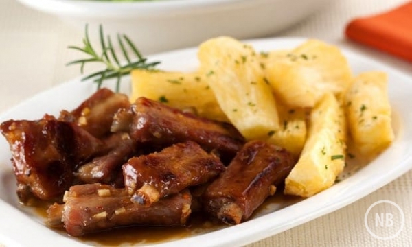 Costelinha com mandioca para o almoço de domingo