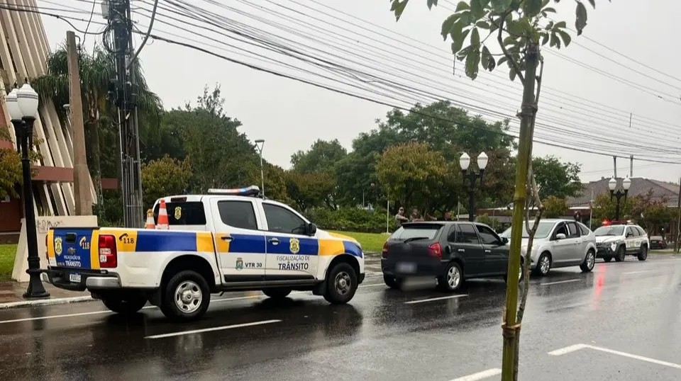 Motorista embriagado entra na contramão e causa acidente em Bento