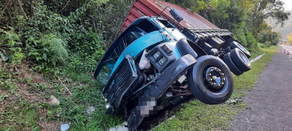 Caminhão carregado com vinho tomba às margens da ERS-446, em Carlos Barbosa