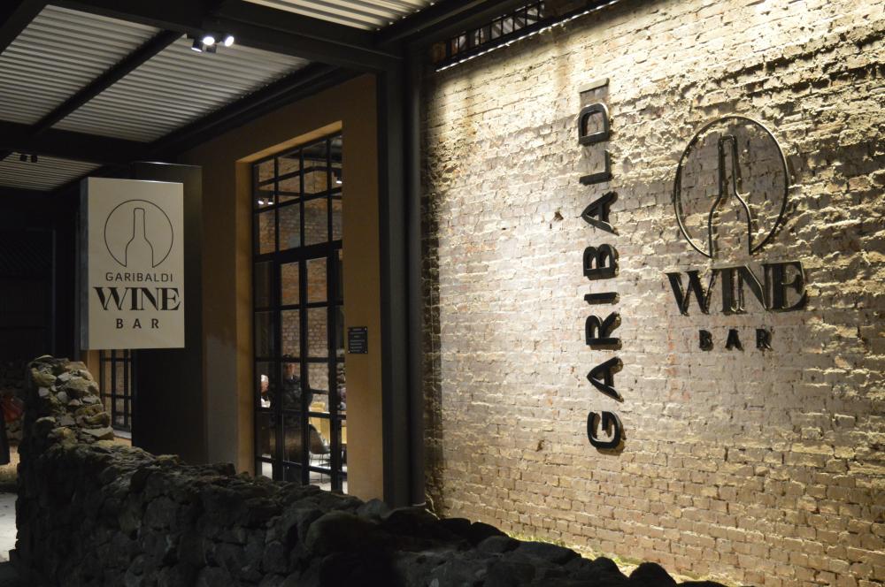 Mulheres ganham taça de espumante no Garibaldi Wine Bar nesta sexta-feira