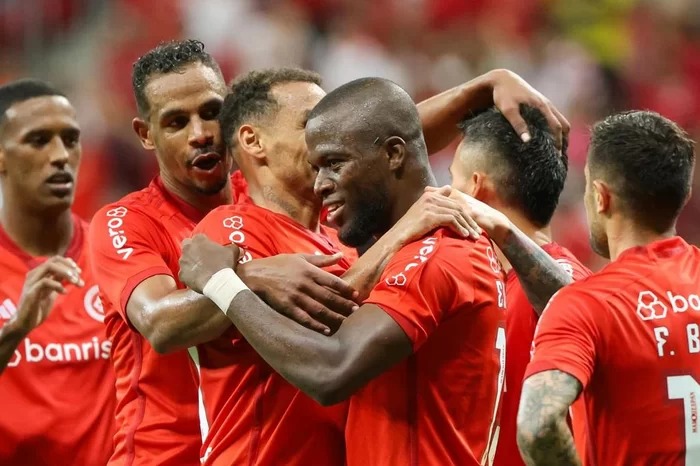 Com dois gols de Enner Valencia, Inter avança na Copa do Brasil