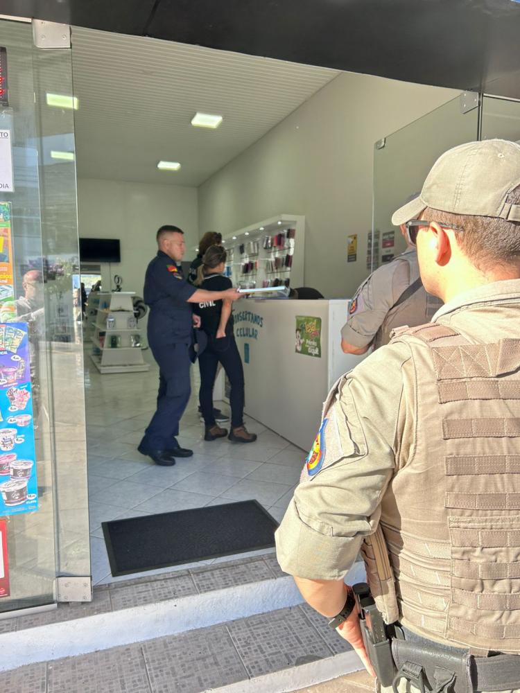 Órgãos de segurança fiscalizam lojas de celulares em Bento Gonçalves