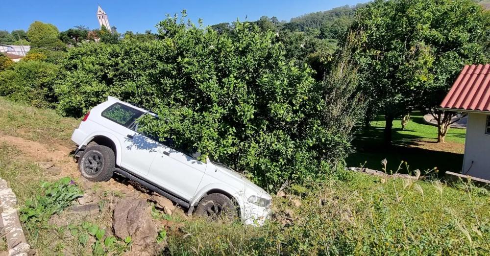 Veículo sai da pista no Vale dos Vinhedos, em Bento Gonçalves