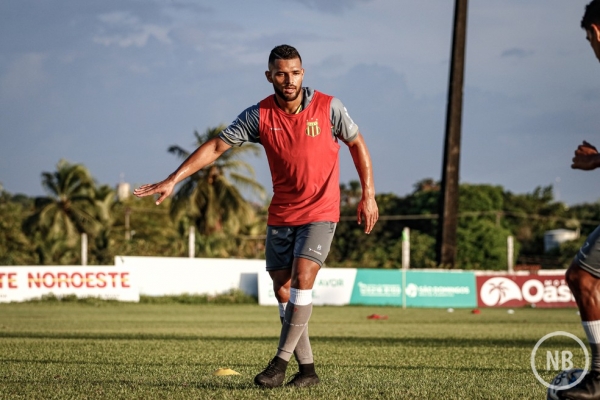 Esportivo anuncia o volante Lucas Hulk