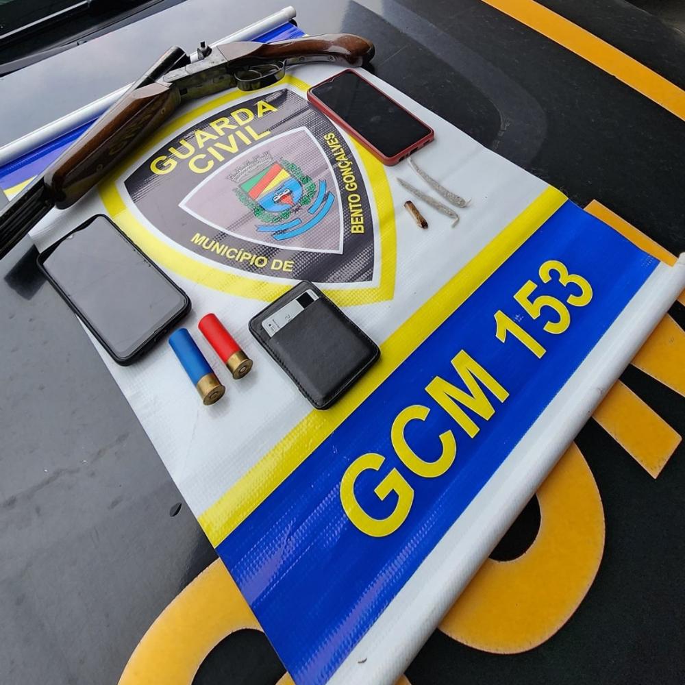 Dupla é presa por porte ilegal de arma de fogo em Bento Gonçalves