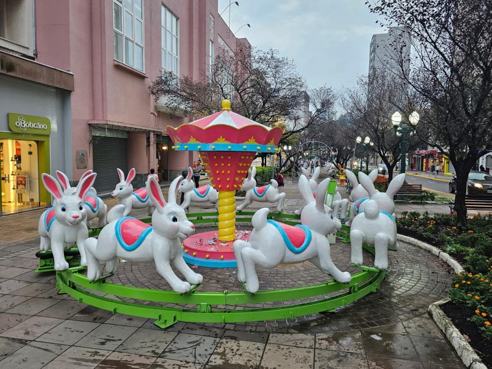 A montagem dos enfeites iniciou nesta sexta-feira, 15. Crédito: Marcelo Dargelio/NB