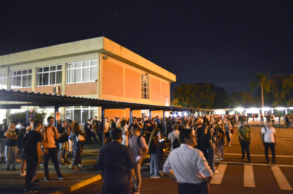 Sub-reitor Fabiano Larentis deu as boas-vindas aos alunos de forma diferente - Foto: Exata Comunicação/Divulgação