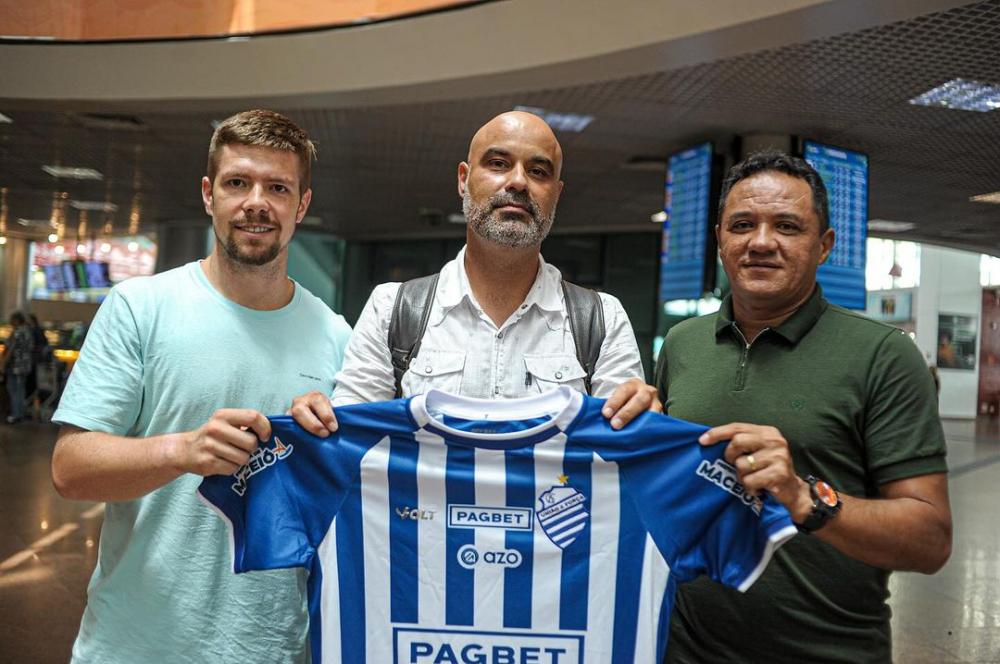 Cristian de Souza e seu auxiliar Rafael Prerniska foram recebidos pelo Coordenador de Futebol Marquinhos Mossoró / Foto: CSA