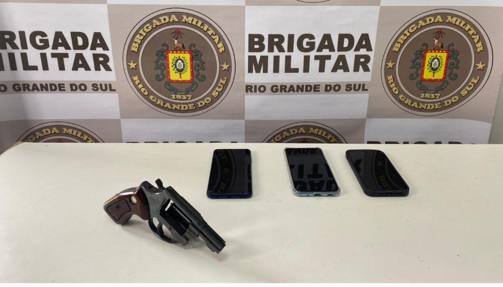 Casal é preso por porte ilegal de arma de fogo no Centro de Farroupilha