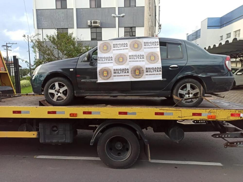 Casal é preso e adolescente apreendido por roubo de veículo em Farroupilha