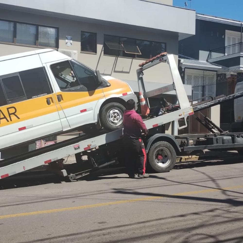 Fiscalização apreende duas vans escolares em Bento Gonçalves