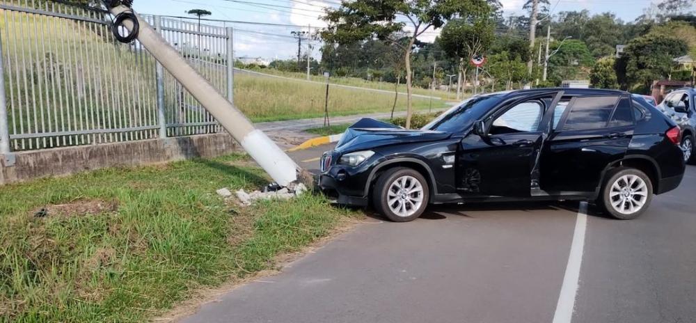 Mulher perde controle da direção e colide contra poste de luz em Carlos Barbosa
