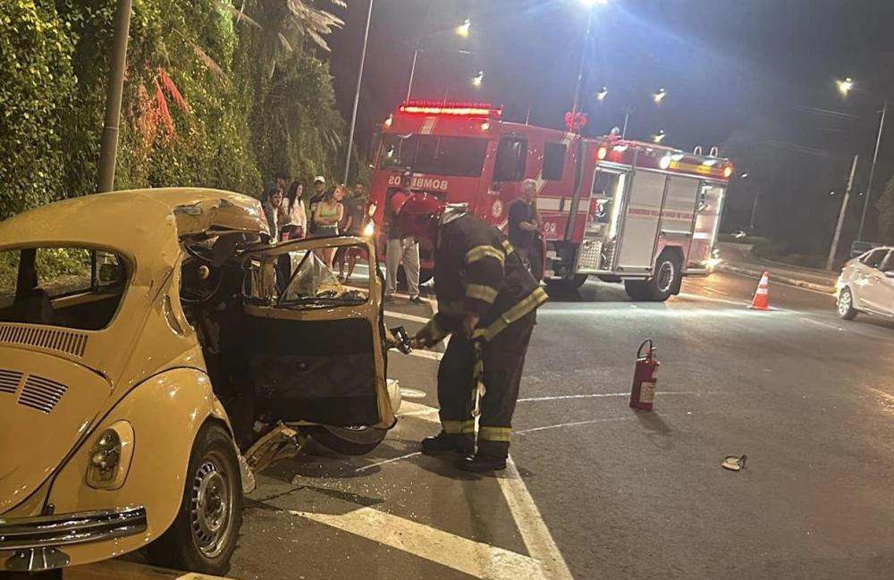 Motorista e passageiro do VW Fusca são as vítimas fatais do acidente até o momento - Foto: Rádio Estação FM/Divulgação