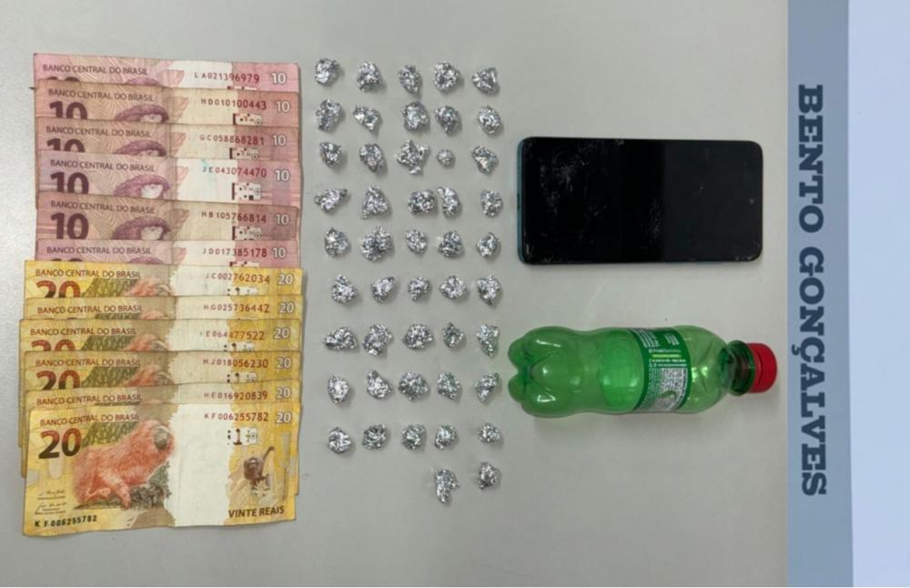 Indivíduo é preso com porções de crack no bairro Maria Goretti, em Bento