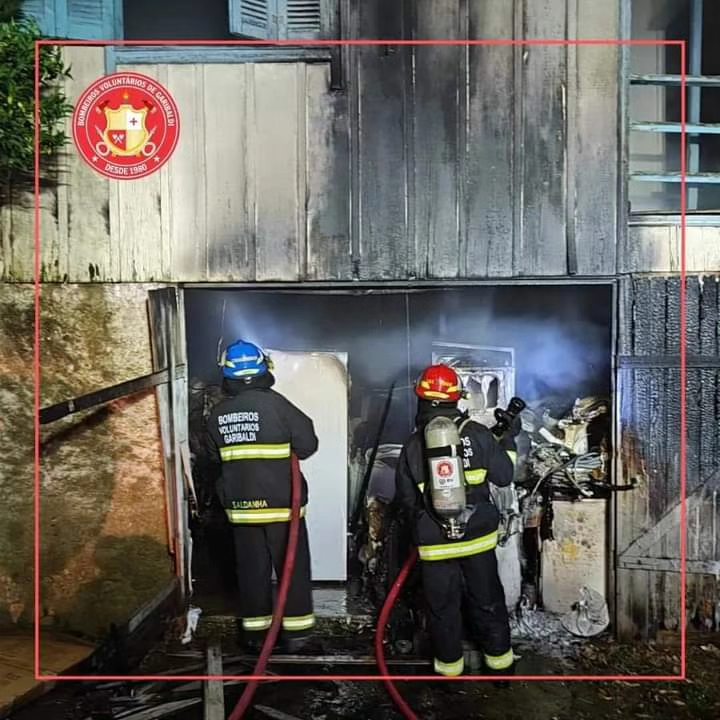 Bombeiros combatem incêndio em residência no Centro de Garibaldi