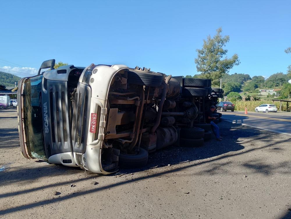 Carreta tomba na RSC 453, entre Farroupilha e Bento Gonçalves