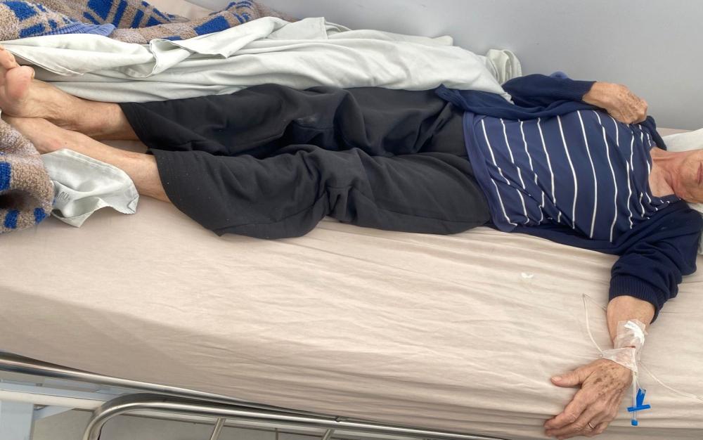 Idosa agoniza em cama da UPA 24 Horas esperando por leito hospitalar
