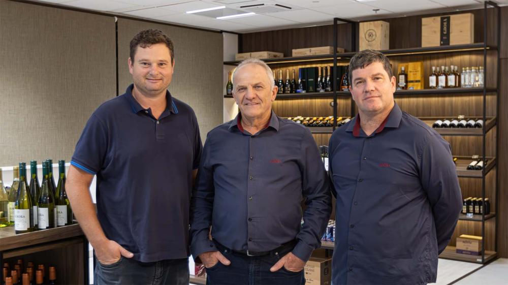 Renê Tonello (centro) segue no comando da Aurora, ao lado do secretário Tiago Fronza Frare (e) e o vice-presidente Ivan Marini (d) - Foto: Eduardo Benini/Divulgação