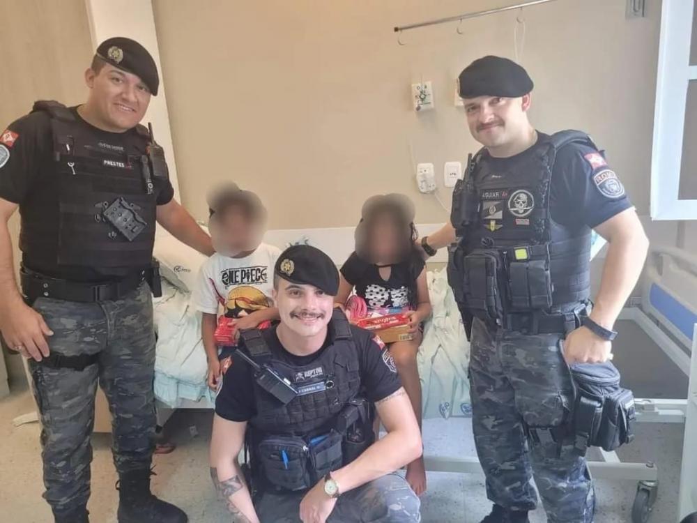 As crianças ganharam ovos de Páscoa da Guarda Municipal de Vacaria no último domingo, 31. Crédito: Divulgação 