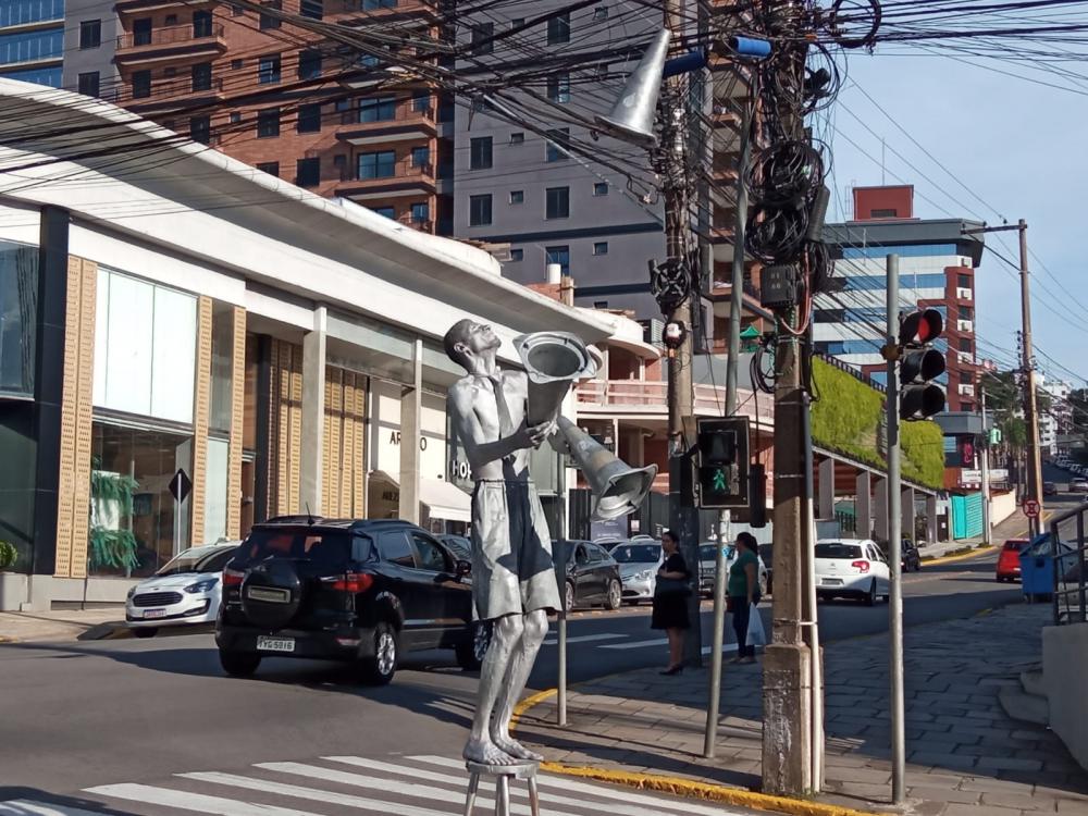 Você conhece o artista prateado que se apresenta nos semáforos de Bento?