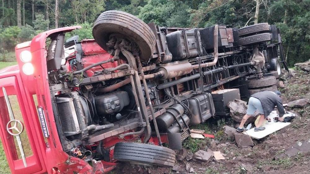 Motorista perde controle do caminhão e tomba na BR-470