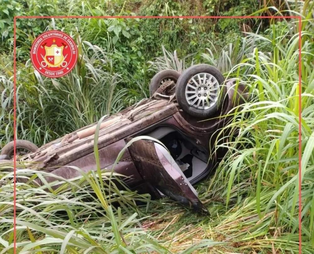 Motorista fica ferido após capotar veículo na RSC-453, em Garibaldi