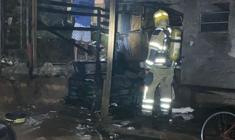 Princípio de incêndio provoca susto em moradores no bairro Vila Nova II