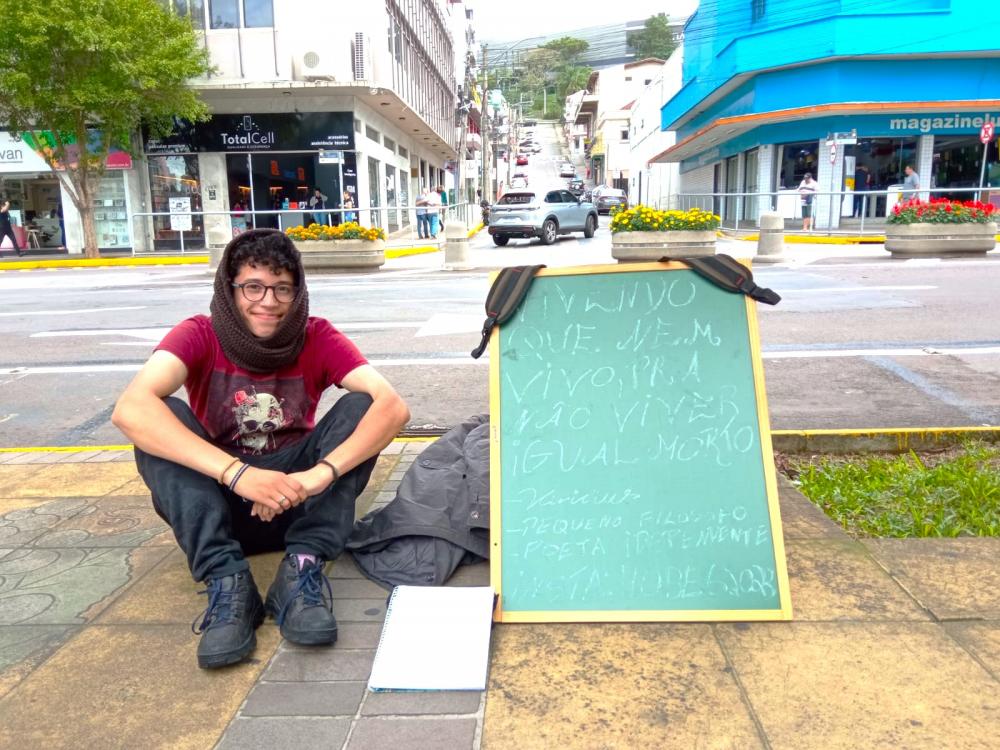 Bento-gonçalvense usa as ruas da Capital do Vinho para mostrar sua obra literária