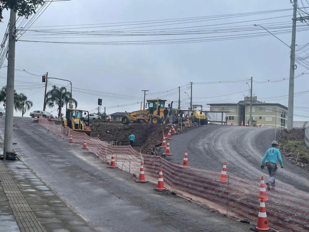 Objetivo final da obra é que os motoristas possam trafegar pelo local sem a necessidade de semáforos - Foto: Prefeitura de Bento Gonçalves/Divulgação