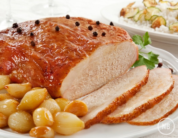 Pernil na laranja com mini cebolas para a ceia de Natal Pernil na laranja com mini cebolas para a ceia de Natal