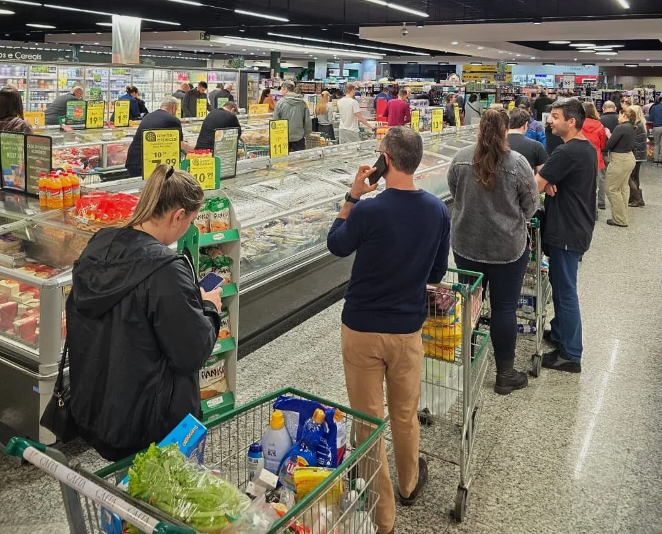 Consumidores chegaram a ficar mais de duas horas na fila do supermercado - Foto: NB Notícias
