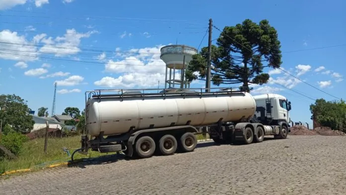 Caminhão pipa vira alternativa para abastecimento na Zona Norte - Foto: Divulgação