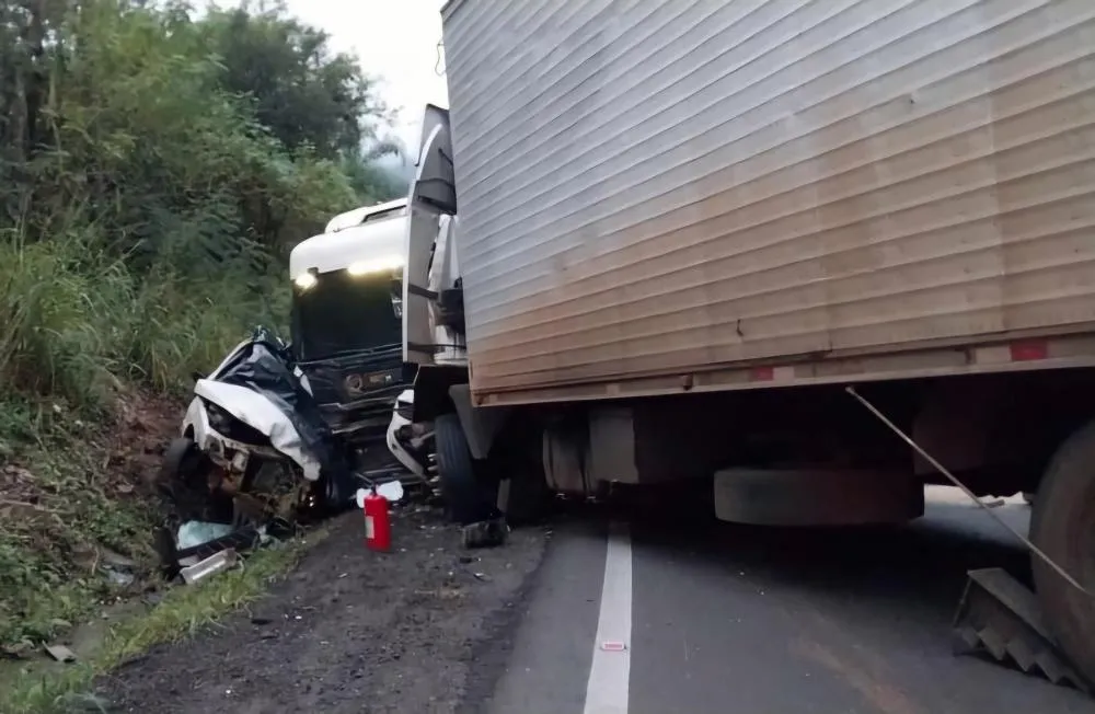 Colisão deixa um morto e três feridos na ERS-446 em Carlos Barbosa