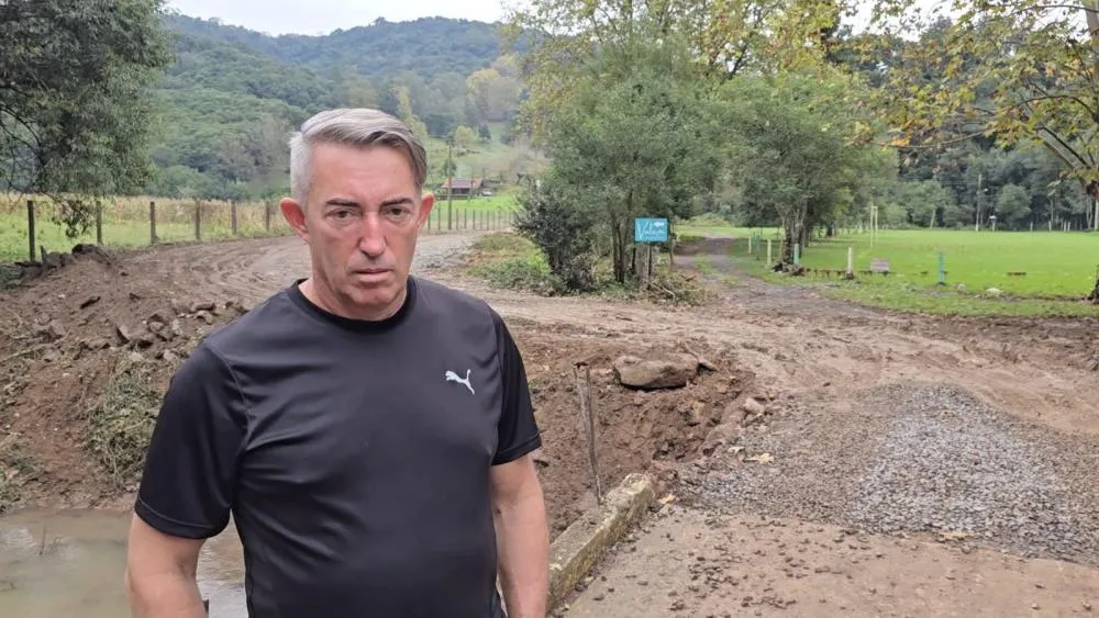 Idamar Mecca revela que moradores não conseguem sair de suas casas com veículos, somente a pé - Foto: NB Notícias