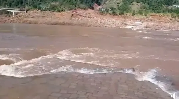 Ponte entre Bento e Cotiporã é mais uma a ser levada pelas águas