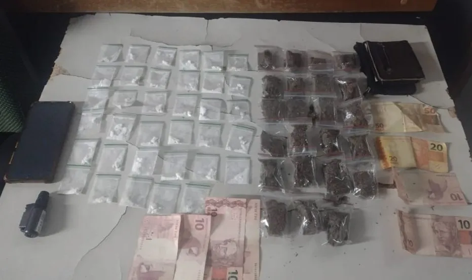 Zip locks com as drogas estavam prontos para serem vendidos - Foto: Brigada Militar/Divulgação