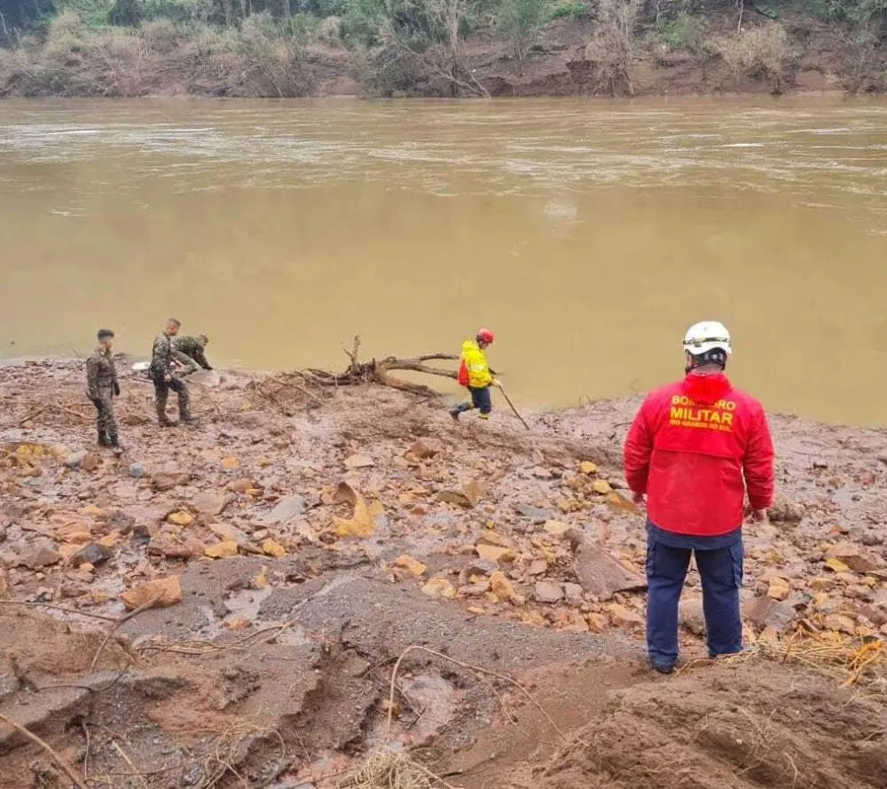 Bombeiros e Exército encontram corpo no Rio Taquari