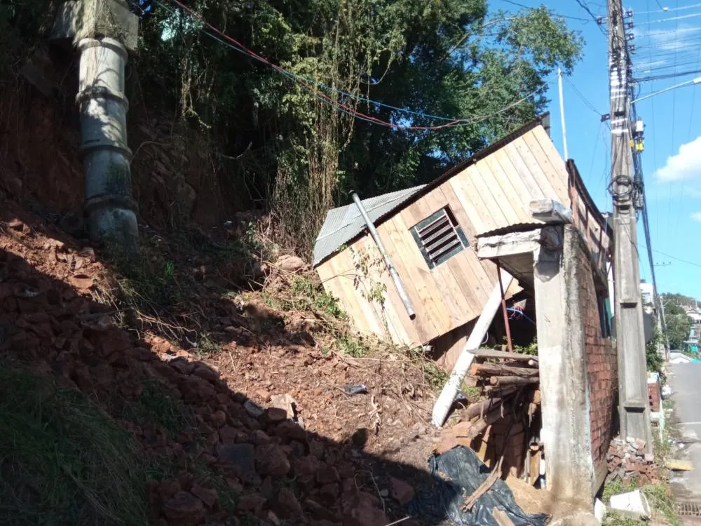 Famílias com casas destruídas, como no bairro Municipal, terão direito ao benefício - Foto: Emanuelle Ferreira/Divulgação