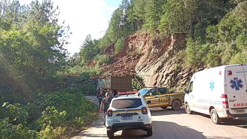 Motorista escapa ileso após caminhonete ser atingida por deslizamento