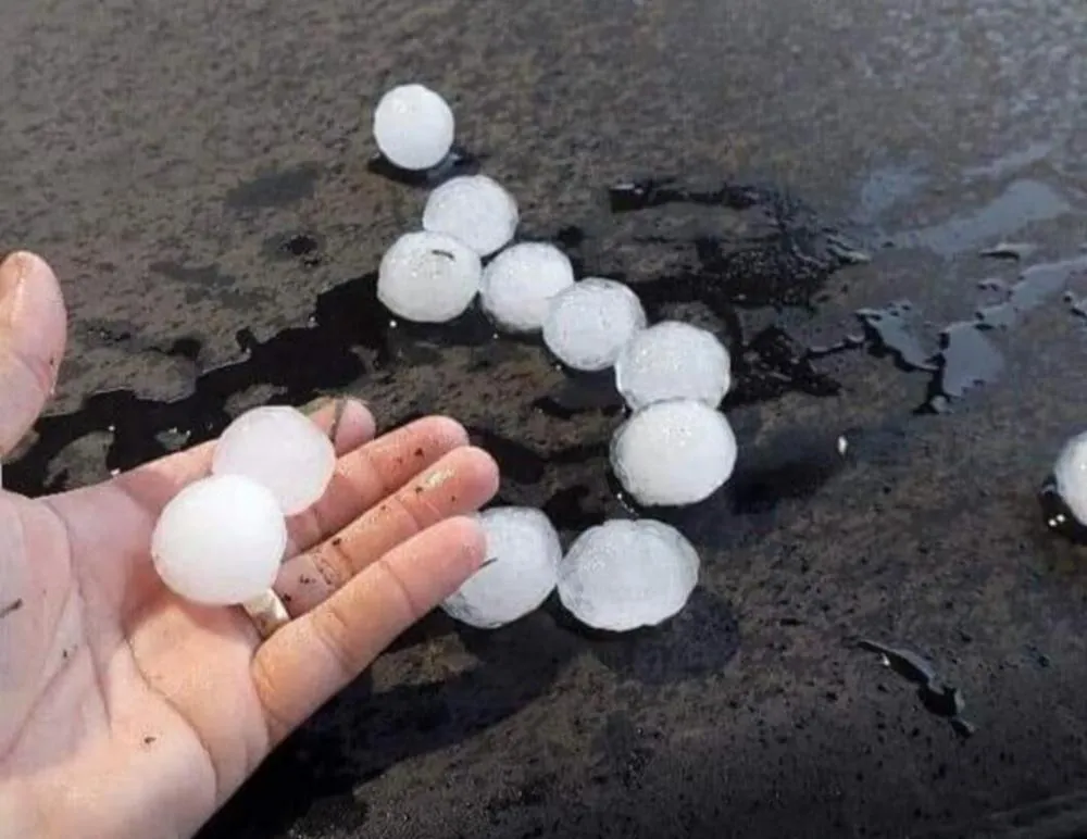 Moradores ficaram assustados com tantas pedras caindo ao mesmo tempo - Foto: Divulgação