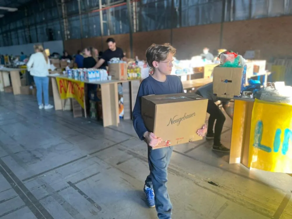 Pessoas de todas as idades estão trabalhando para ajudar quem precisa - Foto: NB Notícias 