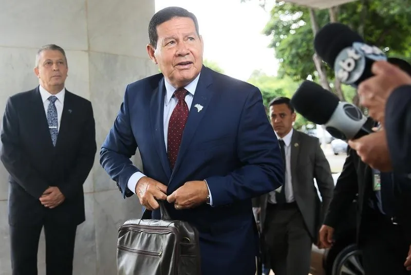 "Quantos homens de 70 anos estão no meio da água?" diz Mourão