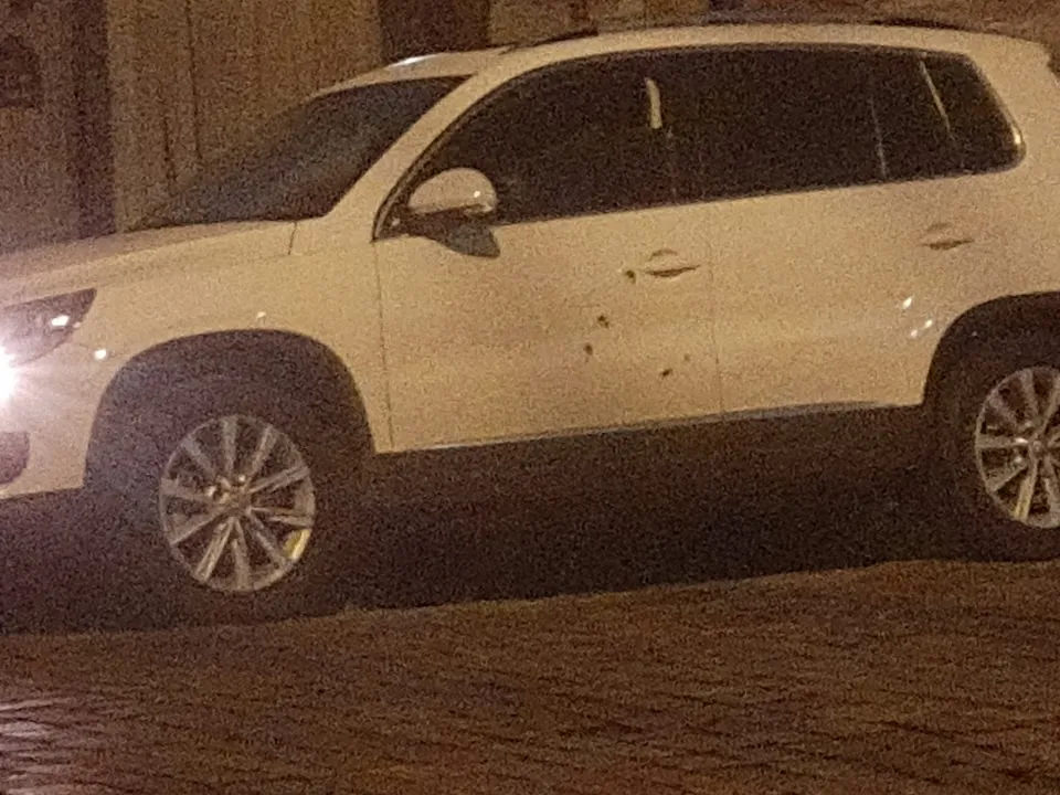 Marcas dos tiros ficaram nas portas do VW Tiguan dirigido por Almeida - Foto: Rádio Difusora/Divulgação