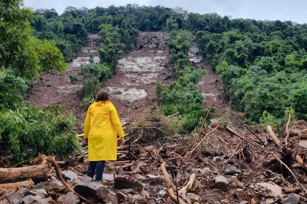 Bento tem mais de 100 estradas bloqueadas por deslizamentos