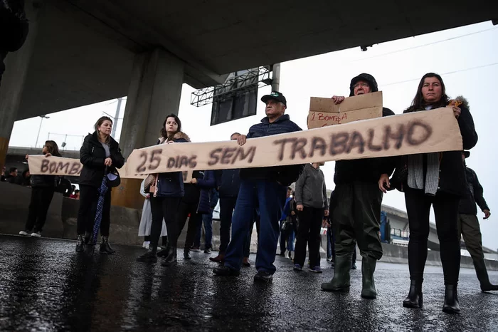 Moradores fecharam a rodovia pedindo providências urgentes e foram atendidos - Foto: Duda Fortes/GZH/Divulgação