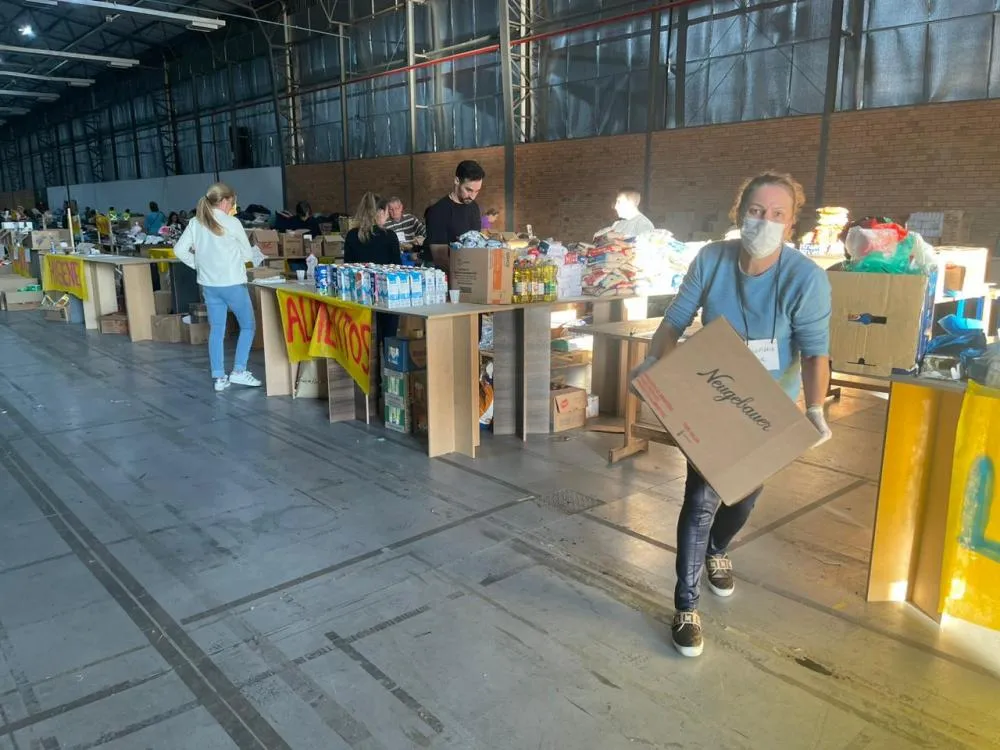 Todos os dias, centenas de pessoas doam o seu tempo para ajudar quem precisa - Fotos: NB Notícias