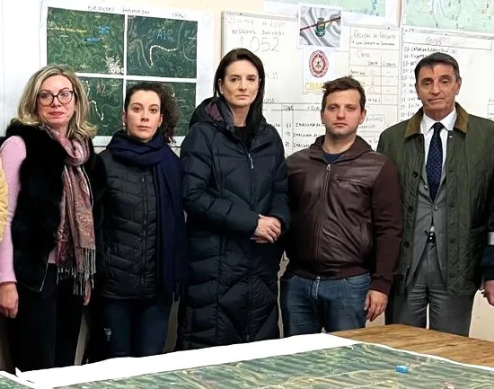 Embaixador Alessandro Cortese (de gravata) esteve no posto de comando montado em Faria Lemos