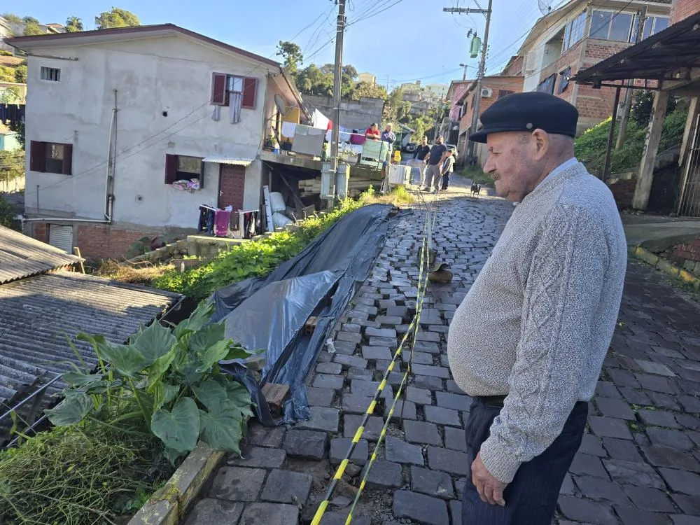 Seu Danilo Smalti relata que ninguém da prefeitura veio ver a situação até o momento - Fotos: NB Notícias
