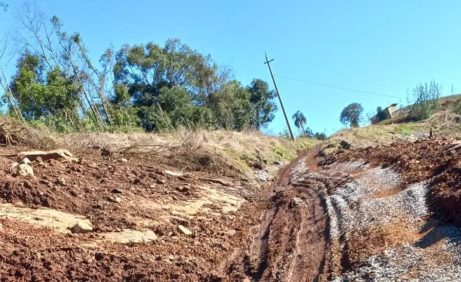 Estrada aberta pela prefeitura de Bento não oferece condições do caminhão da RGE passar - Foto: Divulgação