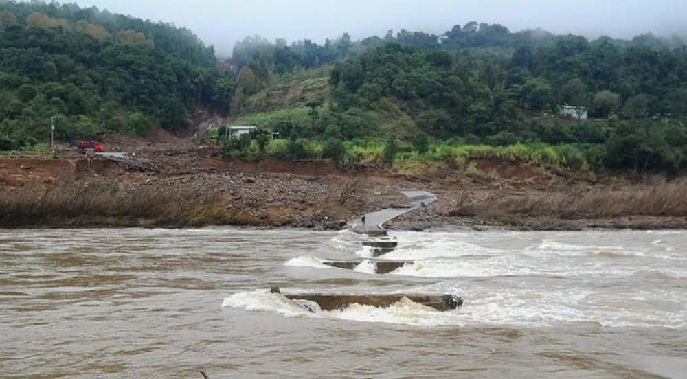 Expectativa é que a nova ponte fique pronta até o mês de outubro - Foto: Bruno Todeschini / Agencia RBS